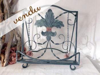 Grand lutrin en métal avec fleur de lys et dentelle