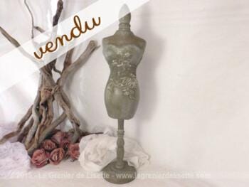 Mannequin bois, carton et dentelle