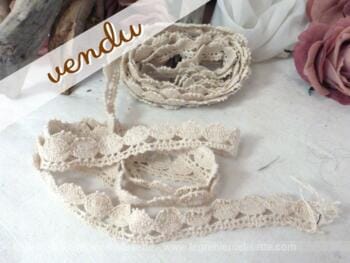 Grande longueur de dentelle ancienne à vagues