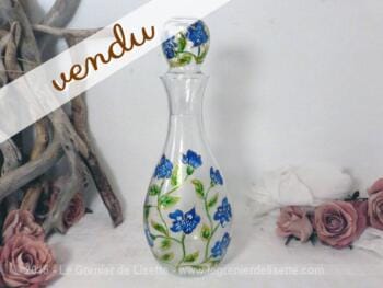 Carafe en verre, décorée d'une peinture signée et faite à la main et son bouchon.