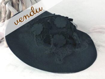 Chapeau noir avec fleurs et résille