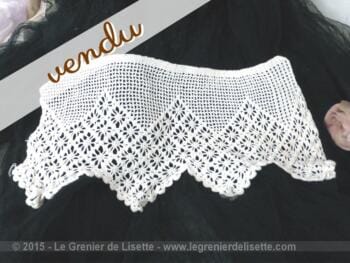 Pièce de dentelle au crochet avec grandes vagues