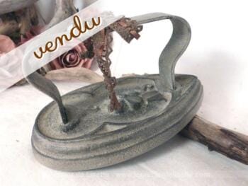 ancien fer en fonte patiné shabby et sa dentelle marron