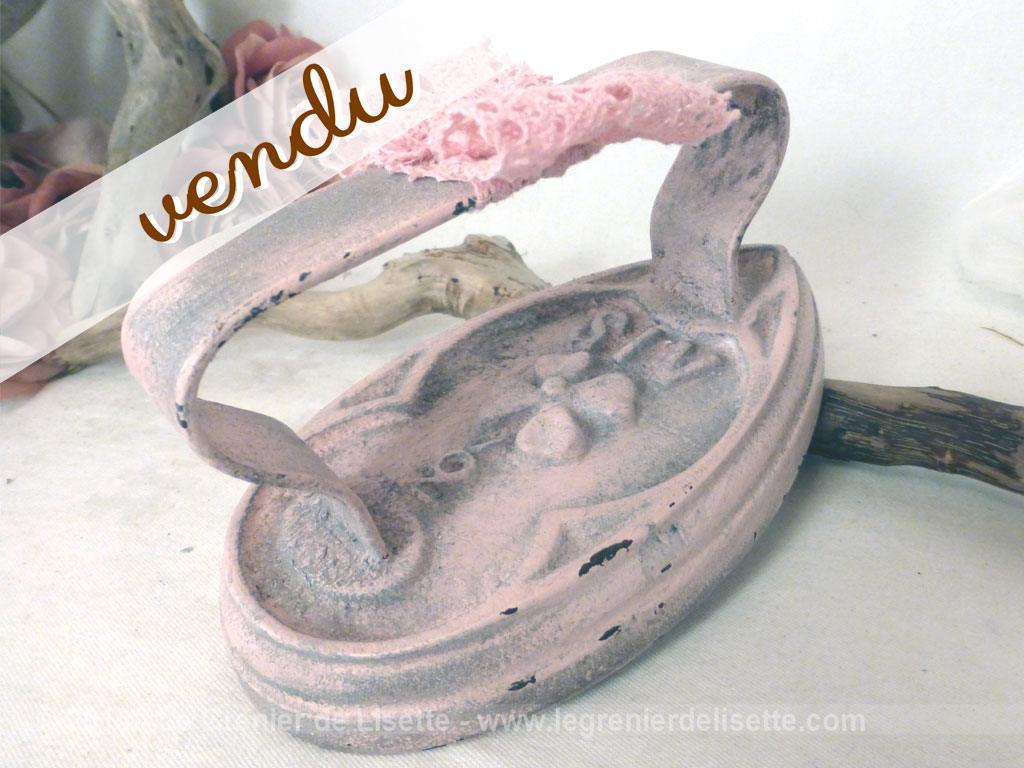 Ancien fer au noeud rose