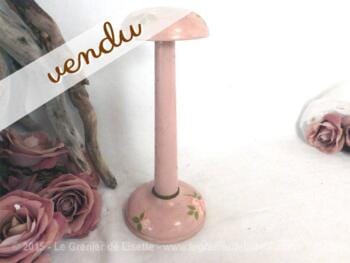 Petit porte chapeau en bois de couleur rose poudré vintage