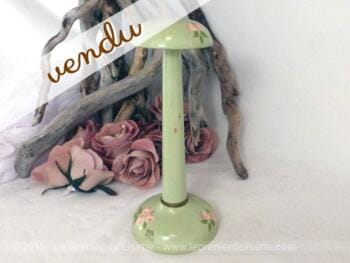 Petit porte chapeau en bois de couleur vert pistache vintage