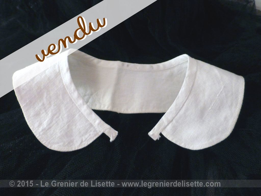Ancien col rond Claudine d'un uniforme, avec le numéro 30 sur le dos.