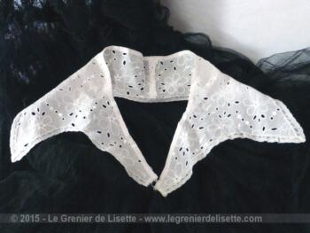 Col triangle en broderie anglaise