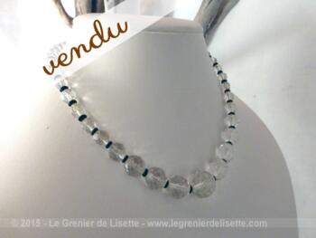 Ancien collier ras de cou en perles de verre à facettes.