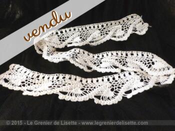 Petit coupon de dentelle fait main au crochet avec des vagues en forme de coquillage.