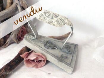 Ancien fer à repasser en fonte au trèfle à 4 feuilles avec dentelle ancienne sur la anse.