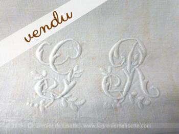 Monogrammes GR brodés