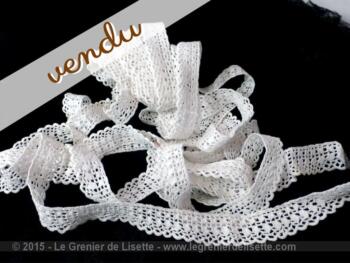 Grand rouleau de dentelle ancienne.