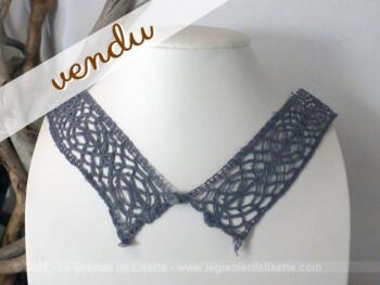 Bandeau fait main au crochet, teinté en gris, avec boutons façon col.