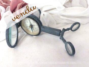 Ancienne boussole avec miroir et petits cercles en verre.