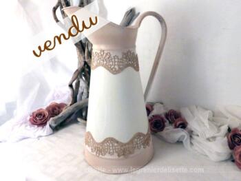 Ancien broc revisité façon shabby en rose et blanc avec dentelle.