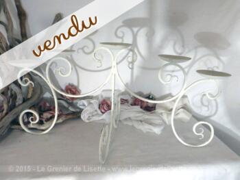 Grand chandelier en fonte, pour 5 bougies, entièrement revisité shabby avec une patine blanche vieillie.