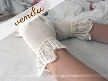 Gants anciens aux poignets en dentelle