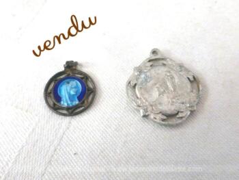 Deux toutes petites et anciennes médailles de la Vierge, l'une en zinc et l'autre avec métal argenté avec émail.