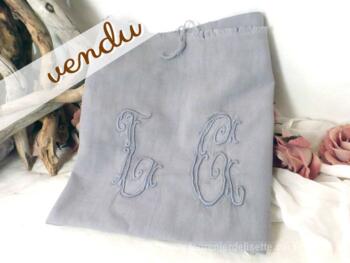 Deux beaux monogrammes brodés sur tissus teinté gris.