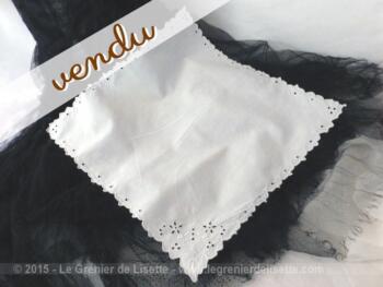 Mouchoir dentelle et monogramme