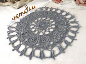 Napperon rond, teinté en gris et entièrement fait main.