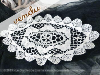 Napperon ovale au crochet fait main