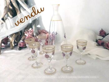 Petit carafon et ses 6 verres à liqueur décorés à la main.