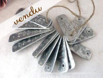Petites plaques zinc percées des deux cotés provenant d'EDF avec 110 , 220, 380, et 220/380 mentionnés dessus.
