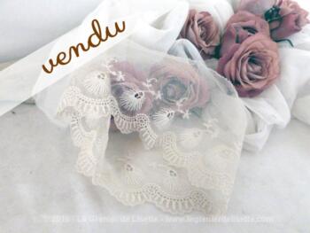 Coupon de dentelle fine écrue.