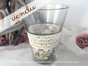 Plus de 380 g d'anciens boutons blancs et boutons en nacre, de toutes formes dans un vase avec ruban de dentelle.