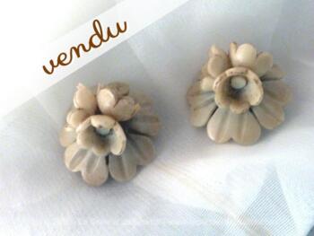 Ancienne paire de boucles d'oreille bakélite, en forme de fleur.