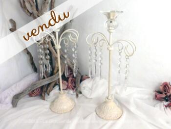 Paire de chandeliers aux fleurs de verre et aux pampilles.