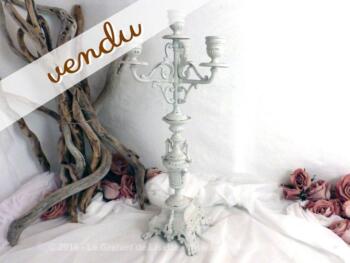 Ancien chandelier en régule revisité tendance shabby avec patine vieillie.