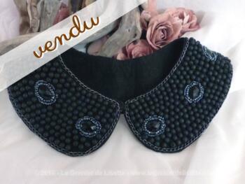 Col noir en perles