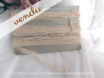 Trois coupons , 150, 220 et 190 cm, de fine dentelle ancienne sur carton.