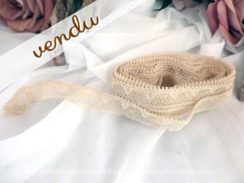 Long coupon de dentelle fine ancienne