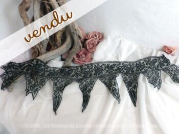 Dentelle noire dessin fanion
