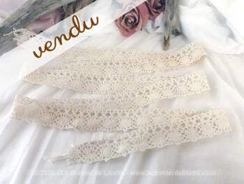 Coupon de 150 cm dentelle écrue aux beaux dessins d'arche. Lot S