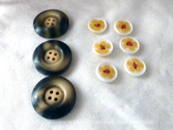 Lot de 6 petits boutons en fleur jaune et 3 gros boutons bakélite marron.
