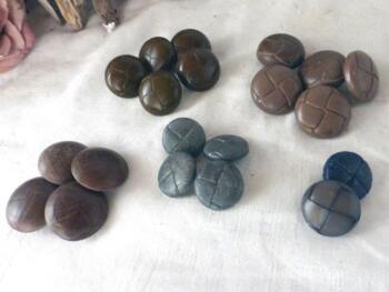 Lot de 20 boutons forme chocolat, en 5 couleurs et tailles différentes.