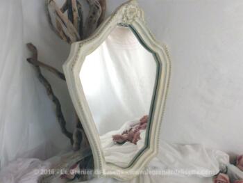 Miroir style Louis XV avec encadrement en plâtre et patiné shabby.