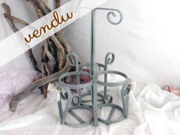 Porte bouteilles en fer forgé, faut main, et patiné en tendance shabby.