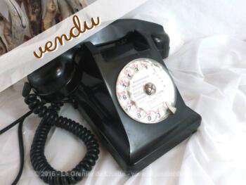 Ancien téléphone noir en bakélite.