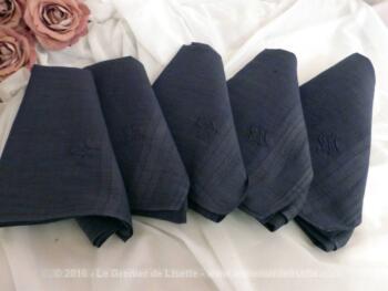 Lot de 5 grands mouchoirs teintés en gris ardoise avec les monogrammes SM brodés.