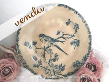 Belle ancienne assiette en terre de fer au beau dessin d'oiseau.