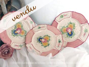 Trois assiettes à dessert , dans les tons de rose, en faïence de Desvres signé au dessous MF (Masse Frères).