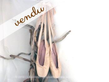 Une paire de ballerines et ses dentelles pour une décoration très shabby.