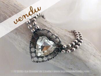 Bracelet en métal avec un grand cœur .