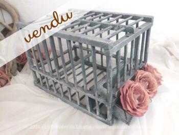 Ancienne petite cage d'appel pour les 